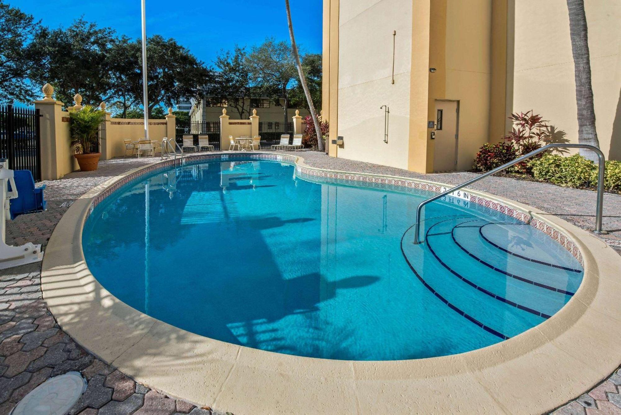 La Quinta By Wyndham West Palm Beach Airport Bagian luar foto